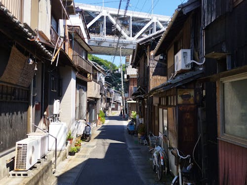 映画に出てきそうな小路。下津井はそんなまち。