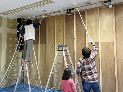 空きテナントの天井を自主的にペンキ塗り