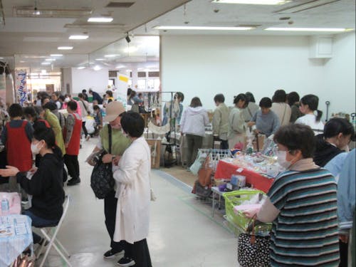 わくわくマーケットでは多くの人たちが来場