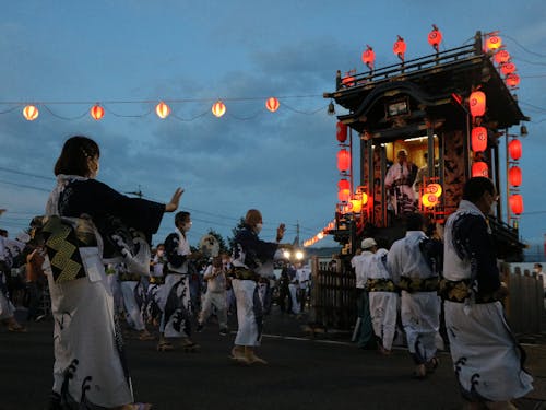曳山を中心に盆踊り