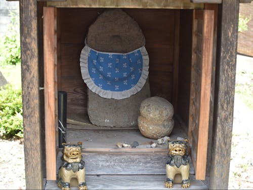 帰省してきたお孫さんのお供え、小石が並ぶお地蔵さん。