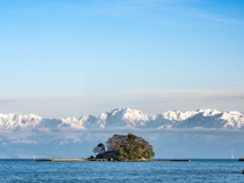 富山湾、海越しの立山連峰