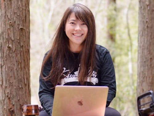 実践者3人目は能勢友歌さん。平日は広告会社のコミュニケーションプランナーとして勤務、週末はNPO法人・熱海キコリーズの団長/広報として活動中