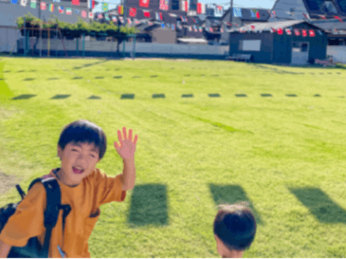 広々とした天然芝が魅力の保育園。近隣には、公園やサッカー場など、子どもの遊び場が充実している