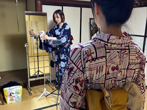 浴衣を着るおどソンメンバー