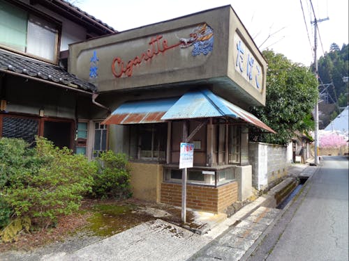 かつての鉱山への通り道にある町の象徴的存在。