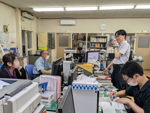 若い職員も多く、賑やかな職場です。