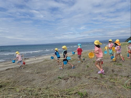 身近な里山里海でのびのびと遊ぶ子どもたち