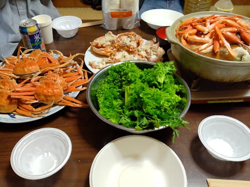 参加者との交流&作戦会議の様子。訪問した農家さんの野菜や特産品など、地元食材が並ぶ!