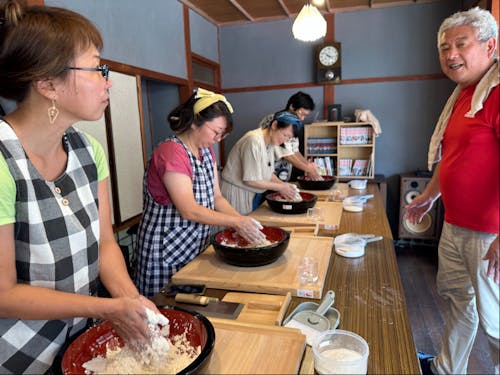 みんな真剣、そば打ち体験