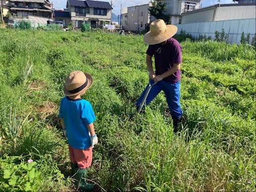 朝にお子さんと畑作業