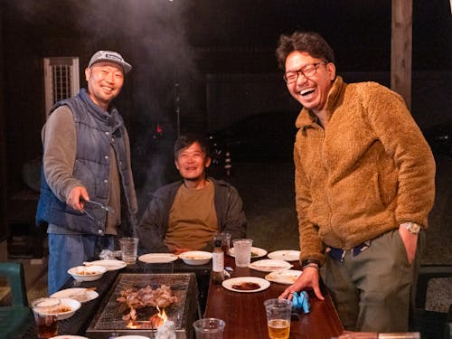 庭で美味しいお肉と野菜のBBQは、西都あるあるらしい。