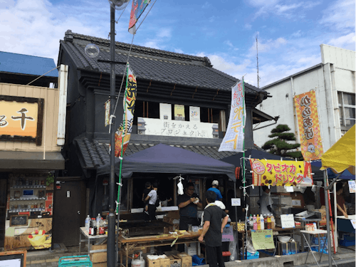 古民家敷地前でフードフェス