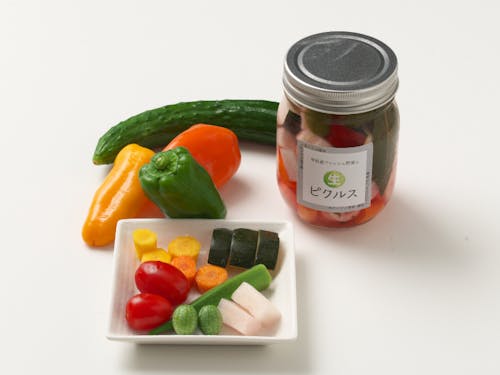 ピクルスには旬の地元野菜が使われています。