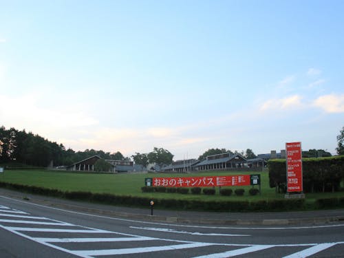 奥に見える建物には、木工体験施設、工芸品のお店、産直施設が並ぶ