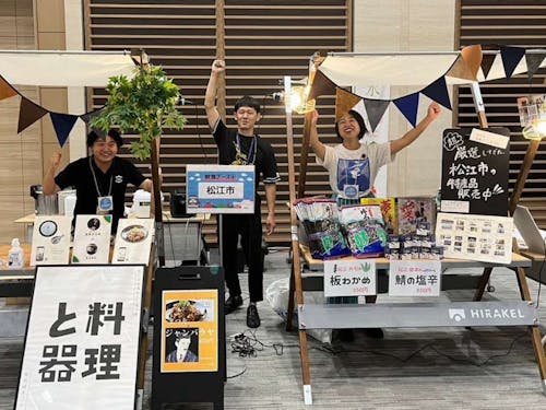 イベント出展の様子(協力隊員と担当)