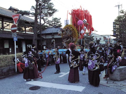 まつり本番。くじで決まった順に並んで、各左義長が旧市街の各地を巡ります。