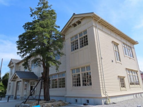 ゆめまちテラスえち:1922年に、旧愛知郡役所として竣工された建物を、2018年に修復・完成しました。町内外問わず、誰でも交流やまちづくり活動にご利用いただける町の施設です。