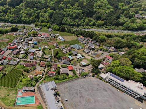 寄小学校とバス通り沿いの集落