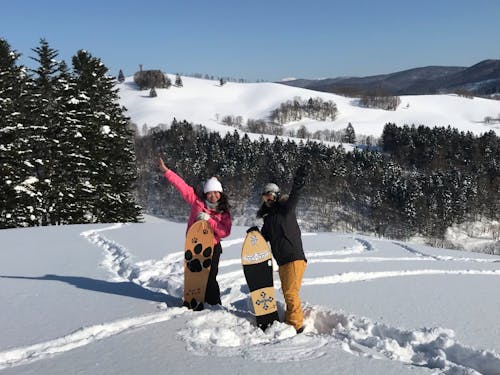 スキー、スノーボード、クロスカントリースキー、雪板。パウダースノーがほどよく降り積もるため、冬のアクティビティも楽しめるのが魅力です!