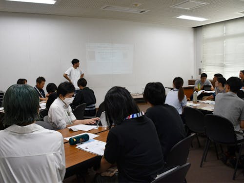 講師の鍋島さんのお話を皆様熱心に聞いておられました