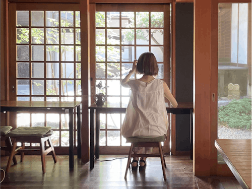 お寺の緑を眺めながら、ホッと一息。