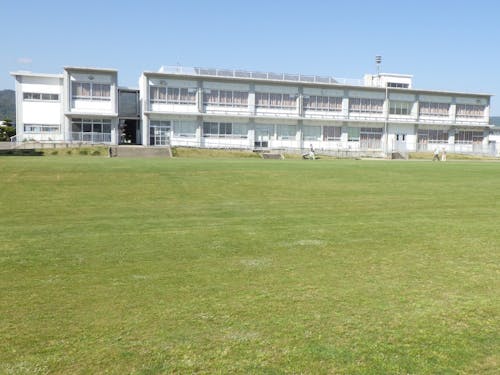 子どもたちの健やか成長を願って整備された名田島小学校のグラウンド