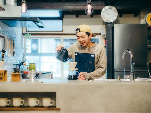 焙煎した珈琲豆をネット販売している管理人候補生なおと。坂勘土の人(農業担当)シェアメイトは多彩で多様なキャラクターが集まっている。