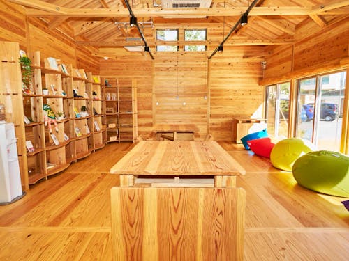 増設したワーケーション棟(内観)