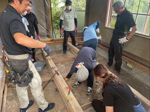 昨年度の様子(床の張替え)