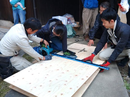 昨年度の様子(資材のカット)