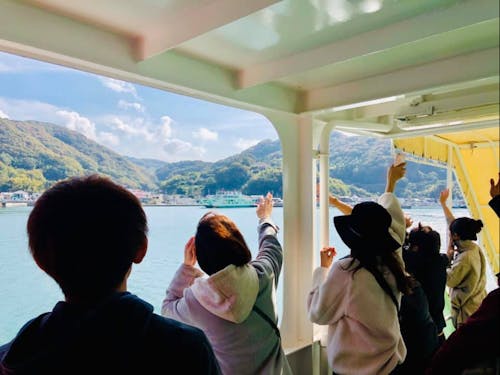 「また来るね」といつまでも手を振り続けるプレイヤー