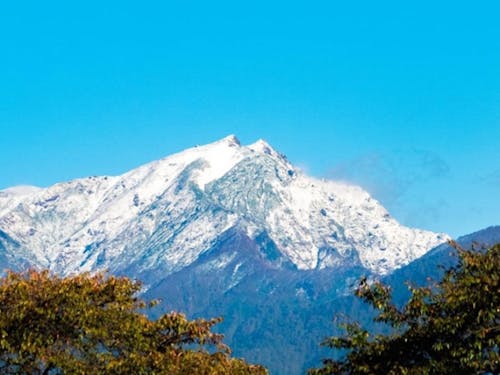 谷川岳の猫耳。もっと雪が積もるとふわっと丸い白猫になります。