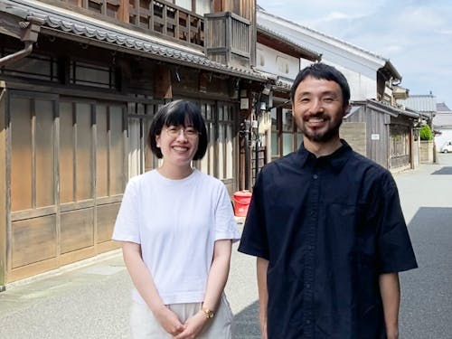 伝統的な町家が軒を連ねる浜崎伝建地区も仕事場の一つ。左が田才茜さん、右はヨシダキカク代表の吉田知弘さん。