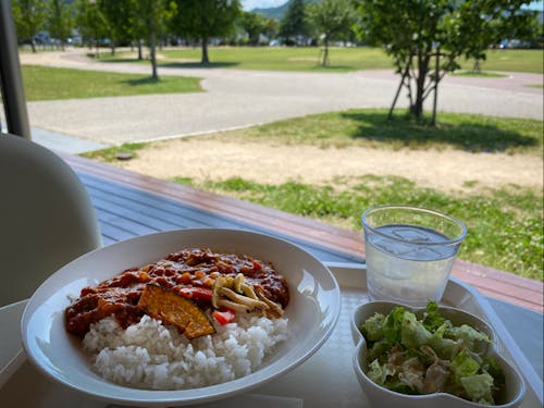 図書館の喫茶コーナーのウッドデッキは、萩中央公園に面していてとっても開放的な雰囲気。