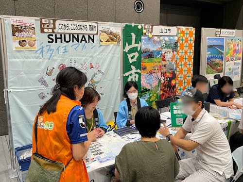 水色の背景が目印の周南市ブース