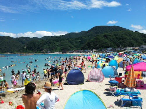 透明度の高い竹野浜は夏は海水浴客で賑わいます