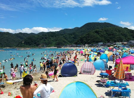 透明度の高い竹野浜は夏は海水浴客で賑わいます