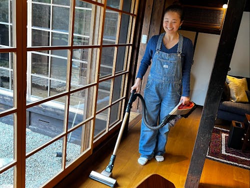 古民家をリノベーションした一棟貸しの宿での仕事。運営サポートやお客様のご案内、清掃などを行います。