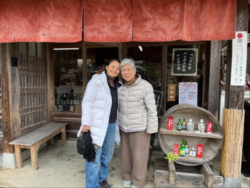 地域で唯一の酒屋さん。元々は、お醤油を作っていました。