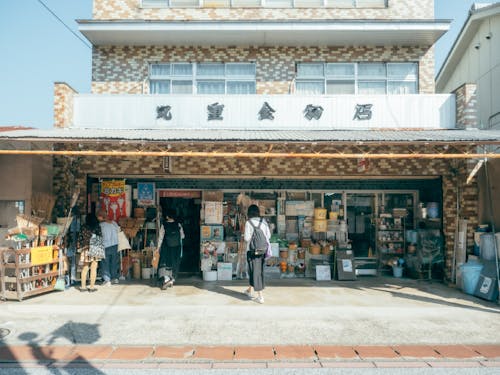 旧市街にはこういった個人商店も残っています