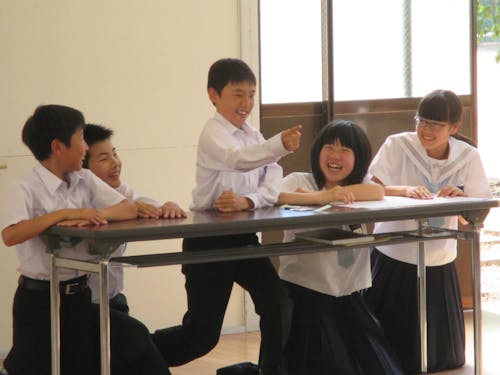 コミュニケーション教育の授業で演じる子どもたち