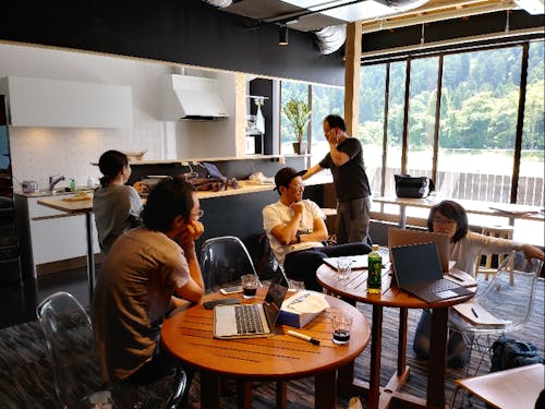 個性豊かな演劇祭関連の協力隊メンバー!(江原河畔劇場にて)