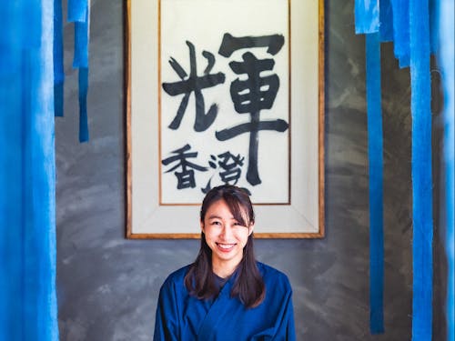 自分を表す一文字を書く写真館