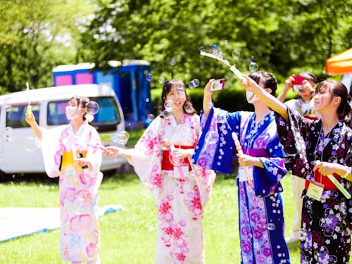 浴衣で楽しむスタッフたち