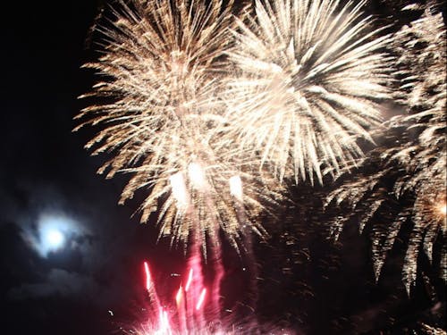 イベント会場のステージ付近から見える花火は大迫力!