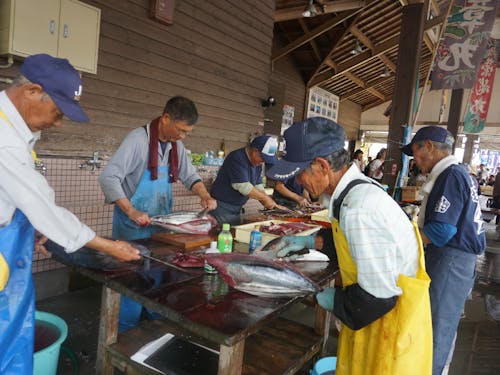 会場で漁師がカツオを捌きます。
