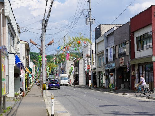 夏祭りの飾りで彩られた町