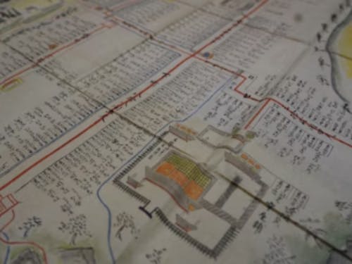 江戸時代の地図に記された道は今も残っていて、歩くことができます