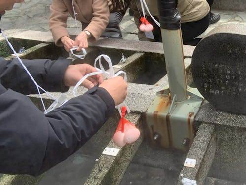 湯村温泉荒湯での温泉卵湯がき体験